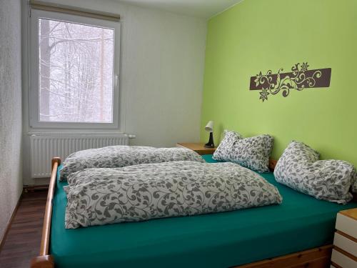 um quarto com 2 camas individuais e uma janela em Ferienanlage Geisingblick em Geising