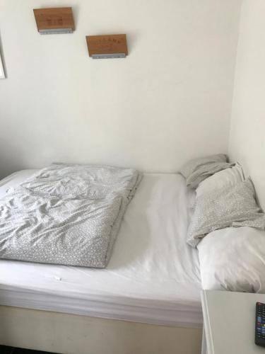 Un pat sau paturi într-o cameră la Kerti franciaágyas apartman