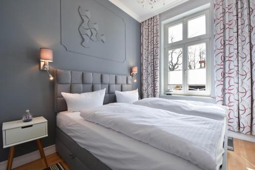 ein Schlafzimmer mit einem weißen Bett und einem Fenster in der Unterkunft (61a) Villa Meeresblick 1 in Ahlbeck
