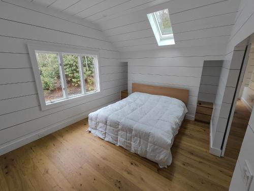 een slaapkamer met een bed in een kamer met een raam bij Highlands at it's best in Highlands