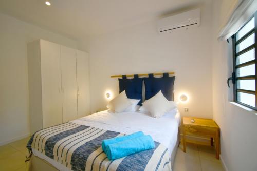 Posteľ alebo postele v izbe v ubytovaní White&Blue Beachfront Luxury Poste Lafayette