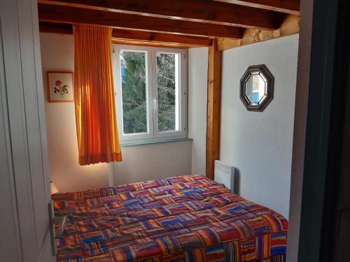 una camera con letto e finestra di Appart situé au sein d'une résidence à Barèges pour 4 à 6 personnes, 1 chambre, 1 mezzanine a Barèges