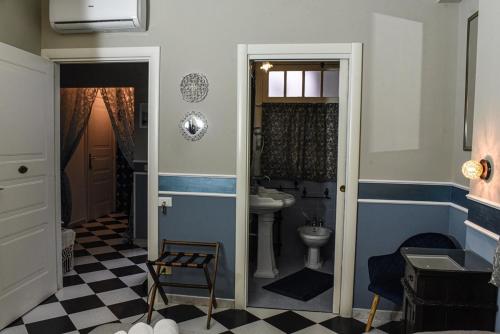 La salle de bains est pourvue de toilettes et d'un lavabo. dans l'établissement Thaam, à San Vito Lo Capo