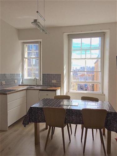 cocina con mesa y sillas en una habitación en Royal Mile Apartment 3rd Floor No Lift en Edimburgo