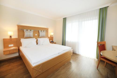 Postel nebo postele na pokoji v ubytování Landidyll Hotel Restaurant Birkenhof