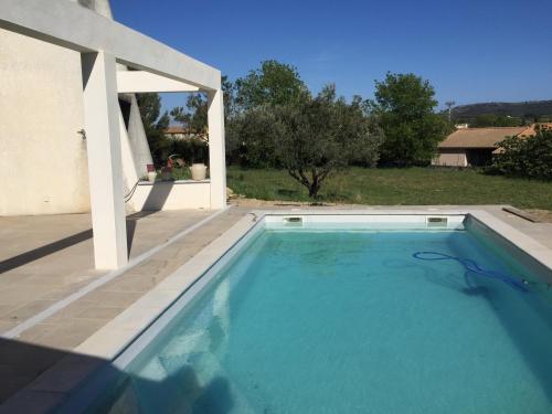 une piscine dans l'arrière-cour d'une maison dans l'établissement Villa de la gare, à Montbazin