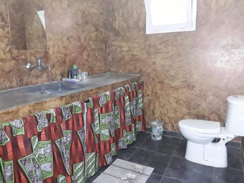 a bathroom with a sink and a toilet at Villa contemporaine au calme sans vis à vis piscine privée in Somone