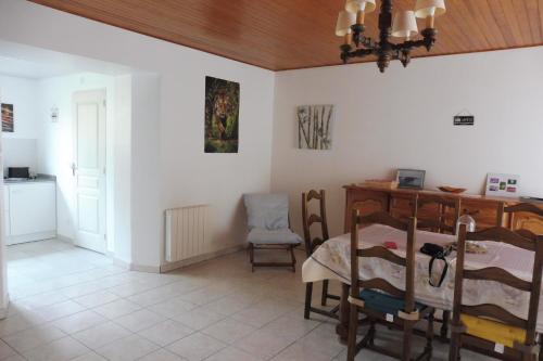 Cette chambre comprend une table, une table et des chaises. dans l'établissement Maison Saint-Coulomb, à Saint-Coulomb