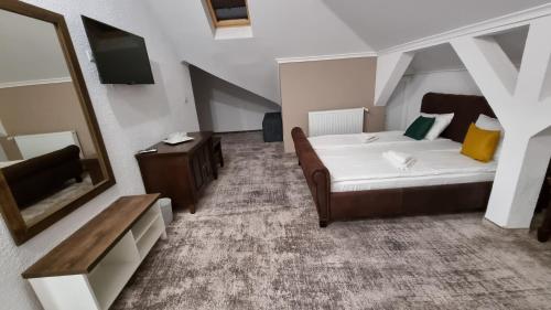 a hotel room with a bed and a mirror at Vila Bun in Baile Felix