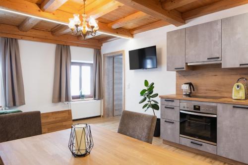 cocina con techo de madera y mesa en Grabmayrhof, en Kremsmünster