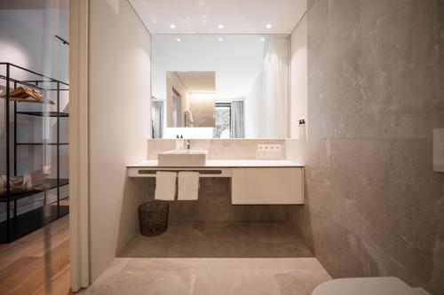 Design Hotel Tyrol tesisinde bir banyo