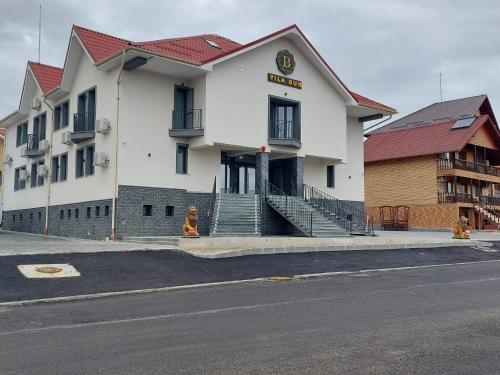 a building on the side of a street at Vila Bun in Baile Felix