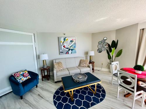 un salon avec un canapé et une table dans l'établissement 1510 Pearl on the Beach Pet Friendly, à Myrtle Beach