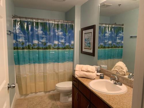 W łazience znajduje się umywalka, toaleta i prysznic. w obiekcie Laketown Wharf 1717 w mieście Panama City Beach