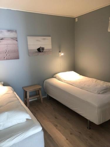 Säng eller sängar i ett rum på Koselig nyoppusset 3 roms leilighet med egen parkeringsplass i rolige omgivelse nær sjøen, 2 mil nord for Bergen sentrum.