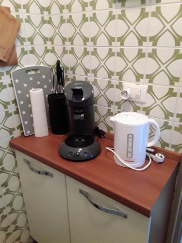 um balcão com comodidades para preparar café e um liquidificador em Residence Spighetta 2 em Torri del Benaco