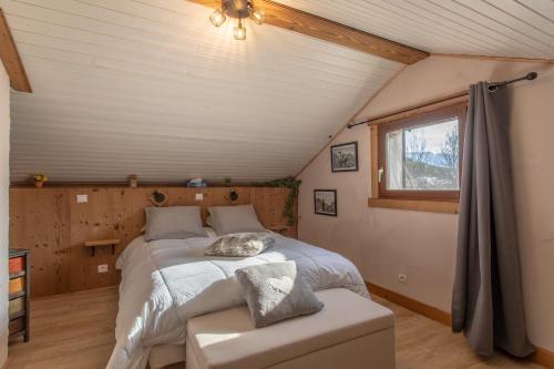 una camera da letto con un letto e una finestra di Le Brec a Barcelonnette
