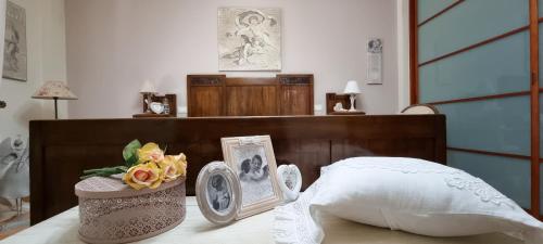 a bedroom with a bed with a wooden head board at La stanza della nonna in Modica