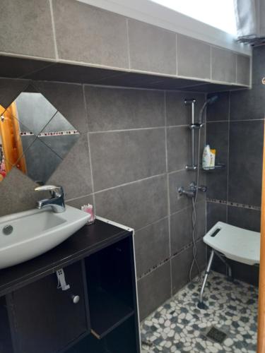 een badkamer met een wastafel en een toilet bij Maison à contes in Contes