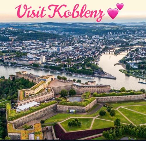 Blick auf eine Stadt mit Fluss und Burg in der Unterkunft Sunset House - 130 qm Whg. - Vallendar / Koblenz in Vallendar