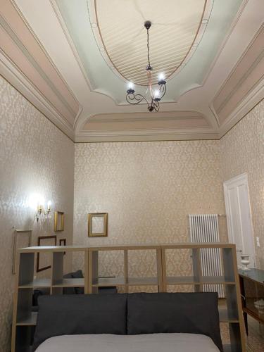 A bed or beds in a room at Il gallo di Eracle - Charming suites & rooms