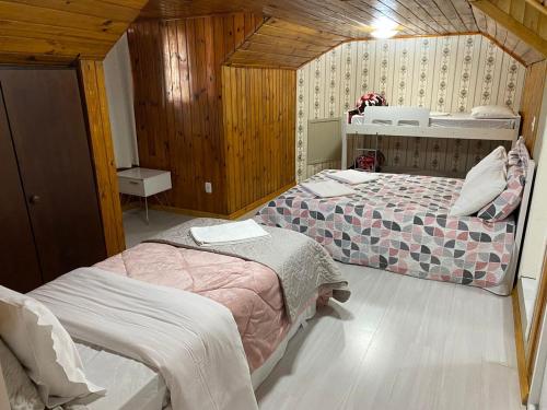 een slaapkamer met twee bedden in een kamer bij Apartamento Catedral Canela in Canela