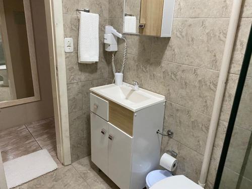 een badkamer met een wastafel en een toilet bij Apartamento Catedral Canela in Canela