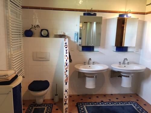 ein Badezimmer mit zwei Waschbecken und einem WC in der Unterkunft Wein-Chalet W141 in Weinburg am Saßbach