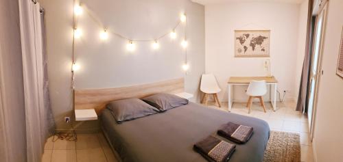 - une chambre dotée d'un lit avec des lumières sur le mur dans l'établissement 