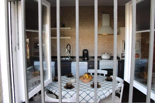 uma cozinha com uma mesa e um balcão com um lavatório em ACAO Vivienda Uso Turístico ARRIBES del Duero em Moral de Sayago