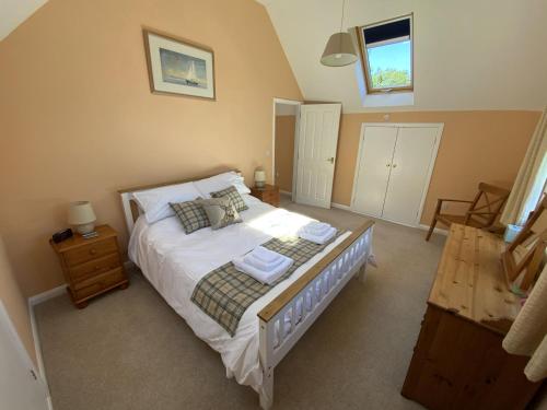 En eller flere senge i et værelse på Swallows Cottage
