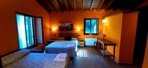 Postel nebo postele na pokoji v ubytování EcoHotel Rural Angiz