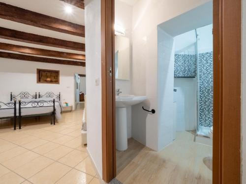 uma casa de banho com um lavatório e um espelho em Lamarmora 26 em Cagliari