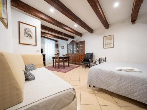 um quarto com 2 camas e uma sala de jantar em Lamarmora 26 em Cagliari