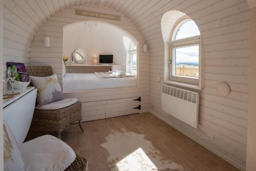 Whitekirkにある"Lammermuir" Rock & Castle Escapesのベッドと窓が備わる小さな客室です。