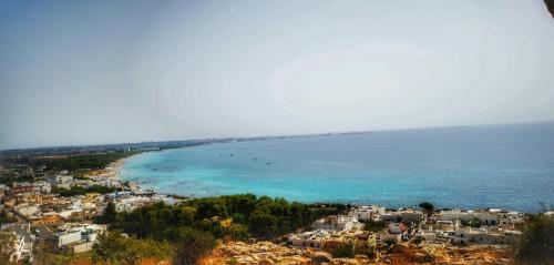 a view of a beach with buildings and the ocean at Casina Raho B&B in Nardò