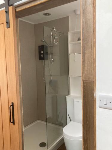 Ένα μπάνιο στο 1 Bed Flat - Sleeps 4 - Garden - Parking - Wifi