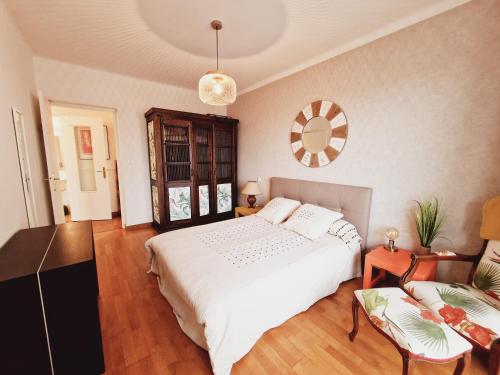 une chambre avec un grand lit blanc et un canapé dans l'établissement 