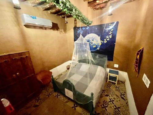 Una cama o camas en una habitación de نُزُل تُراثي شقْراء Heritage Guesthouse Shaqra