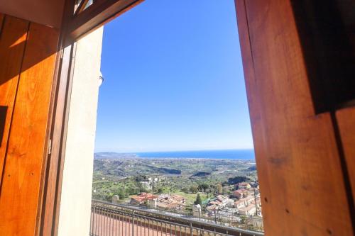 Elle offre une vue sur l'océan depuis sa fenêtre. dans l'établissement Albergo Palazzo Sant'Anna, à Gerace