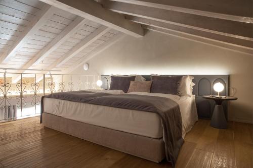 a bedroom with a large bed in a room at Relais Balcone di Giulietta in Verona