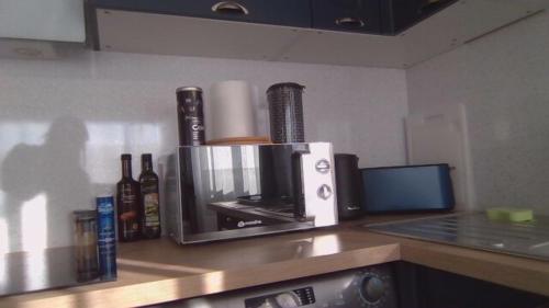 un microondas en la parte superior de una barra de cocina en bienvenue chez Alain et Marie en Antibes