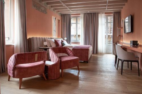 a bedroom with a bed and a table and chairs at Relais Balcone di Giulietta in Verona