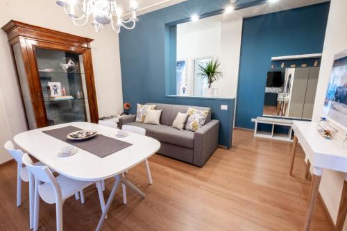een woonkamer met een witte tafel en een bank bij ReLù, intero appartamento Allianz Arena (Juventus Stadium) in Turijn