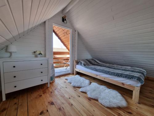 um quarto com uma cama e duas toalhas brancas no chão em Tom's House em Stegna