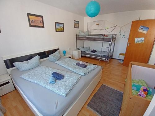 Kleines Zimmer mit einem Bett und einem Etagenbett in der Unterkunft Ferienwohnung Nordsee mit E-Bike Verleih in Wilhelmshaven