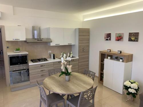 A kitchen or kitchenette at "WOW TOTAL GREEN AD IMPATTO ZERO Villetta Occasione a Giugno 3 CAMERE DA LETTO, 3 BAGNI a 50 mt dalla spiaggia e dai lidi