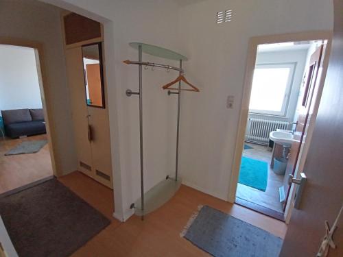 ein Bad mit einer Glasdusche im Zimmer in der Unterkunft Ferienwohnung Nordsee mit E-Bike Verleih in Wilhelmshaven