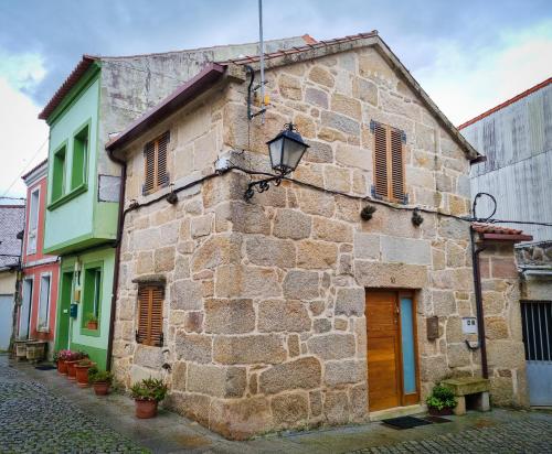 an old stone building on a cobblestone street at Casa mariñeira San Tomé in Cambados