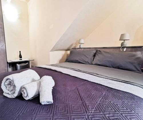 sypialnia z łóżkiem z ręcznikami w obiekcie Via Cavour 19, Camere del Conte w mieście Iglesias